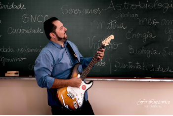 Segundos estudos, a música tem relação com a evolução, com os sentimentos, induz o aumento das conexões entre os neurônios e promove o alívio momentâneo de determinados sintomas. Música e Ciência, uma ótima combinação. 